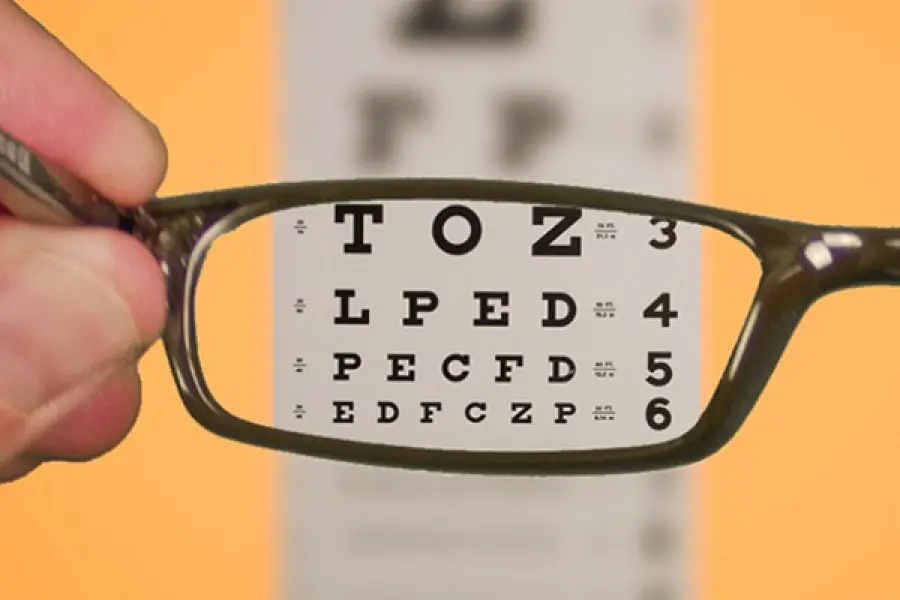 Miopia cause: tecnologia danneggia la vista dei giovani