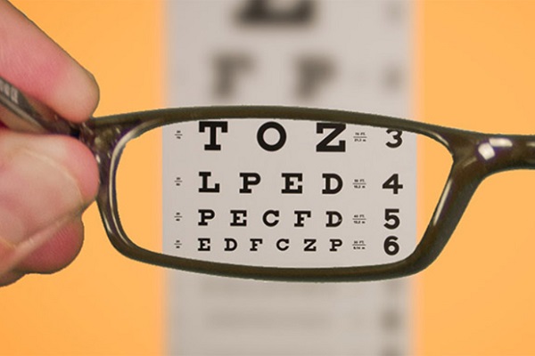 Miopia cause: tecnologia danneggia la vista dei giovani