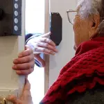 Gioielli con HIV: anziana mette in fuga la ladra