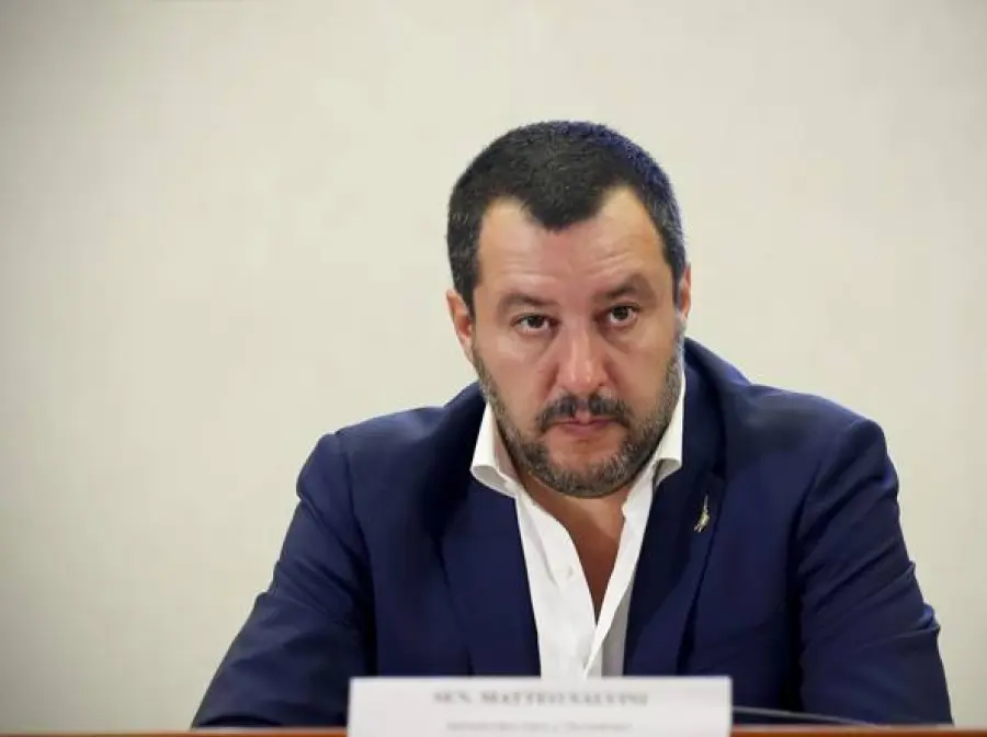 Migranti, Salvini minaccia di chiudere gli aeroporti