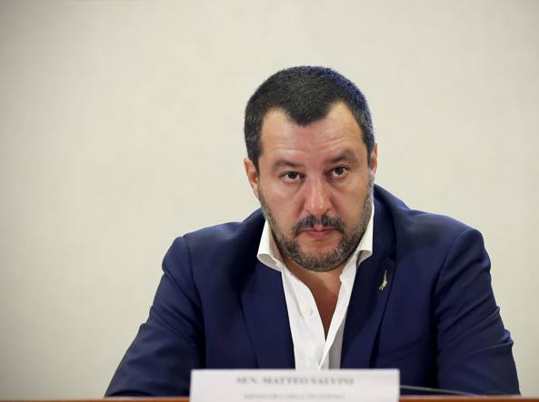 Migranti, Salvini minaccia di chiudere gli aeroporti