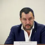 Migranti, Salvini minaccia di chiudere gli aeroporti