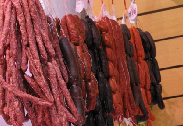 Salsicce e salame fortemente collegati al cancro al seno