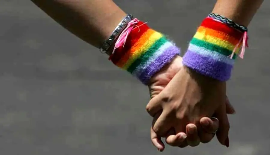 Ragazza lesbica segregata in casa: i genitori non accettavano la sua omosessualità