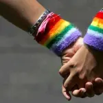 Ragazza lesbica segregata in casa: i genitori non accettavano la sua omosessualità