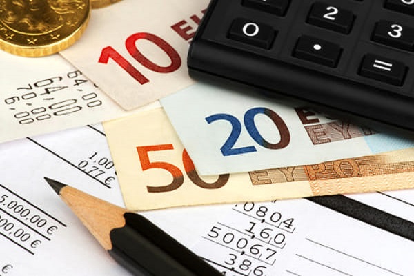 Bollette luce e gas aumenti da oggi: ecco i motivi