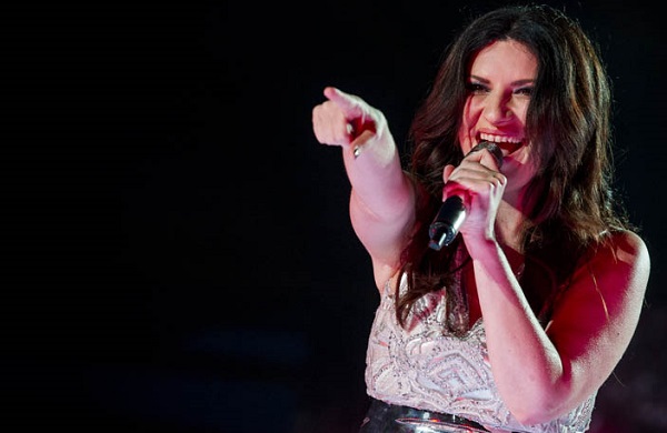 Laura Pausini rinvia due concerti. Info rimborsi