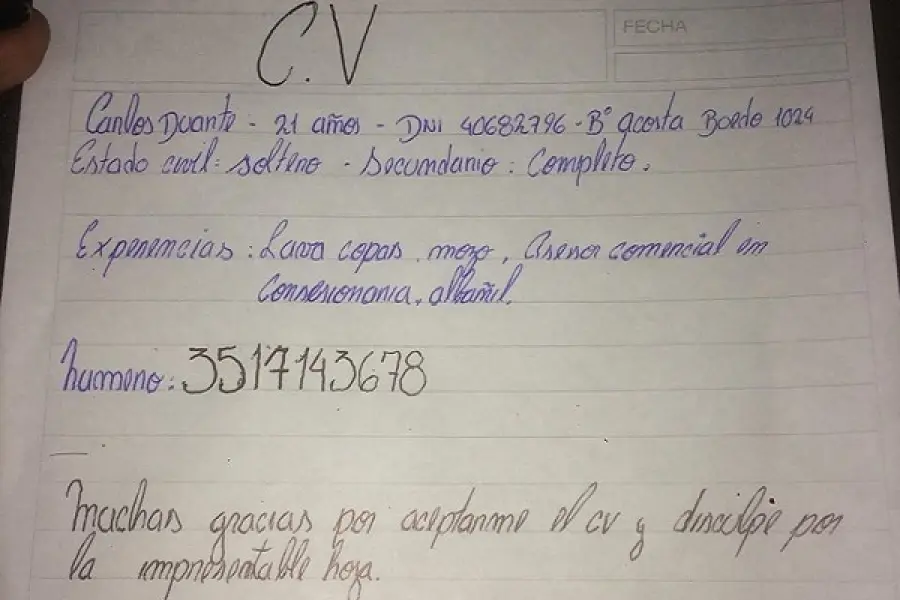 Scrive curriculum a mano, riceve offerte di lavoro