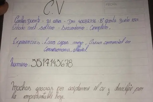 Scrive curriculum a mano, riceve offerte di lavoro