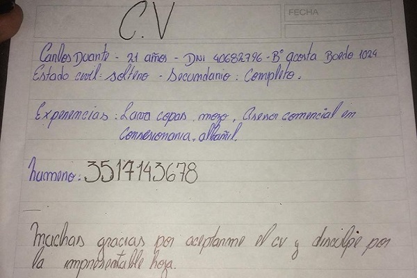 Scrive curriculum a mano, riceve offerte di lavoro