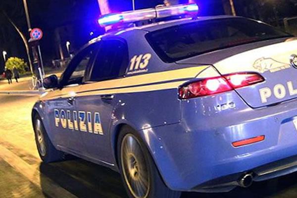 Donna corre nuda e sale sull'auto della polizia