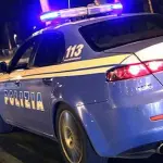 Donna corre nuda e sale sull'auto della polizia