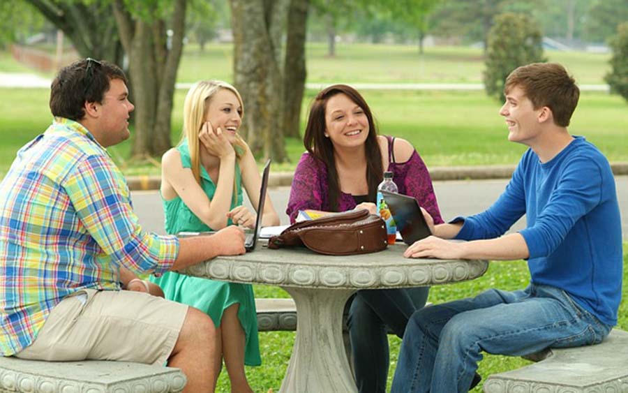 Amici meglio di morfina e antidolorifici: socialità allontana ansia e depressione