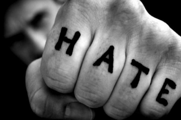 Frasi razziste su Facebook, condannati quattro italiani