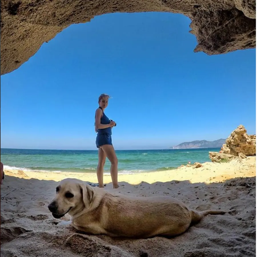 Farah, il giro della Sardegna con un Labrador