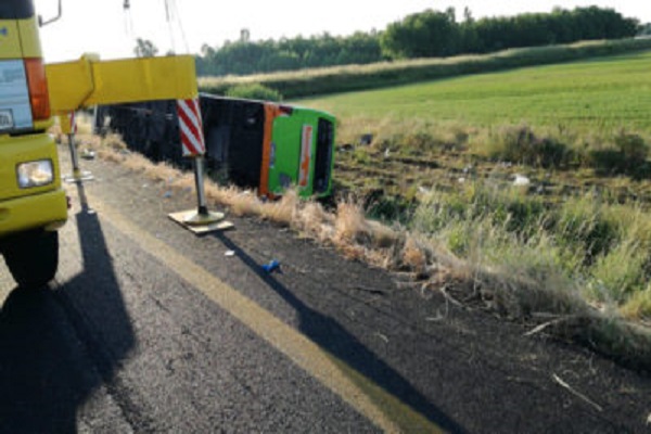 A4 info traffico tempo reale, autobus Flixbus fuori strada a Pocenia