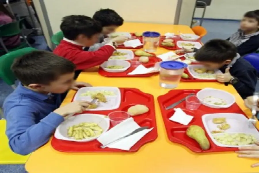 Rho, peli di animali serviti in mensa ai bambini