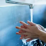 Lavarsi le mani abitudine per prevenire infezioni: l'intuizione di Semmelweis