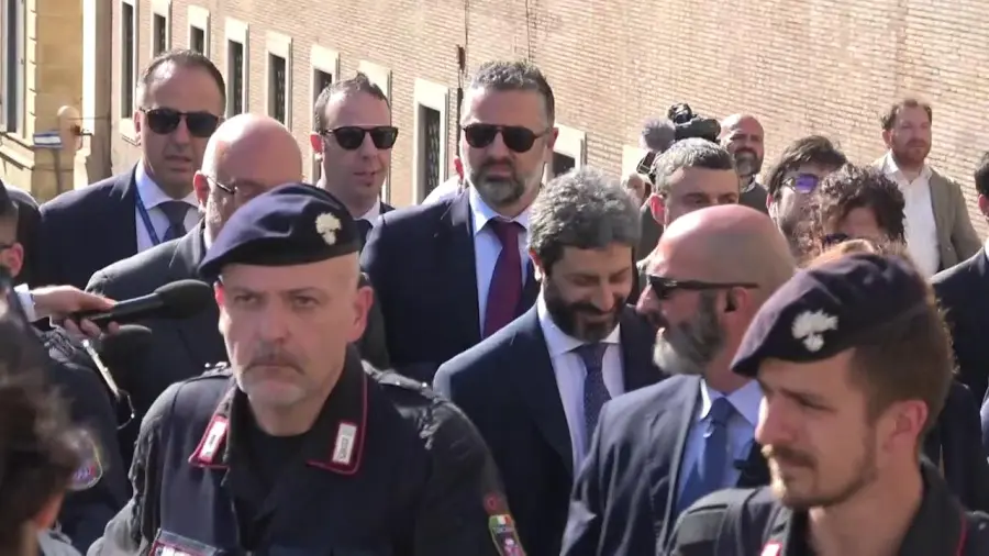 Roberto Fico a piedi al Quirinale per ricevere mandato esplorativo