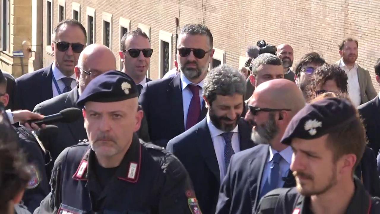 Roberto Fico a piedi al Quirinale per ricevere mandato esplorativo