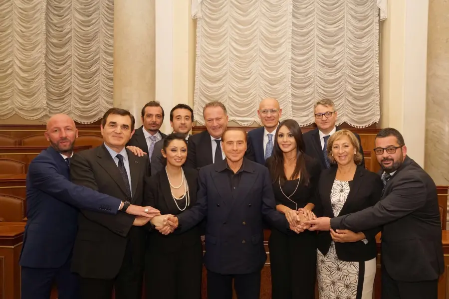 Berlusconi userebbe i 5 Stelle per pulire i cessi a Mediaset