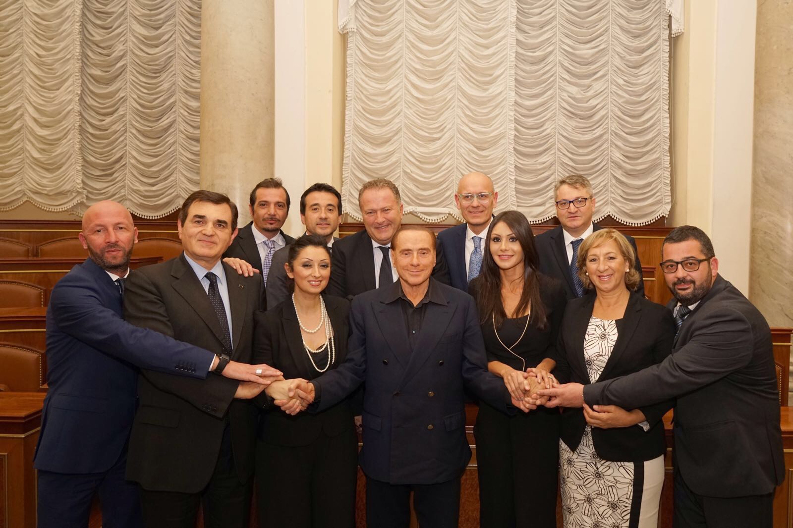 Berlusconi userebbe i 5 Stelle per pulire i cessi a Mediaset