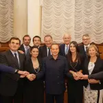 Berlusconi userebbe i 5 Stelle per pulire i cessi a Mediaset