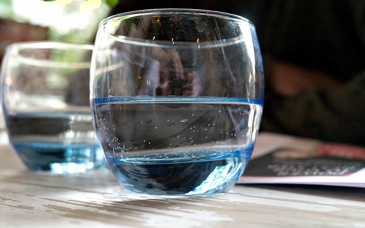 Bere 8 bicchieri d'acqua al giorno fa bene: falso mito