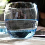 Bere 8 bicchieri d'acqua al giorno fa bene: falso mito