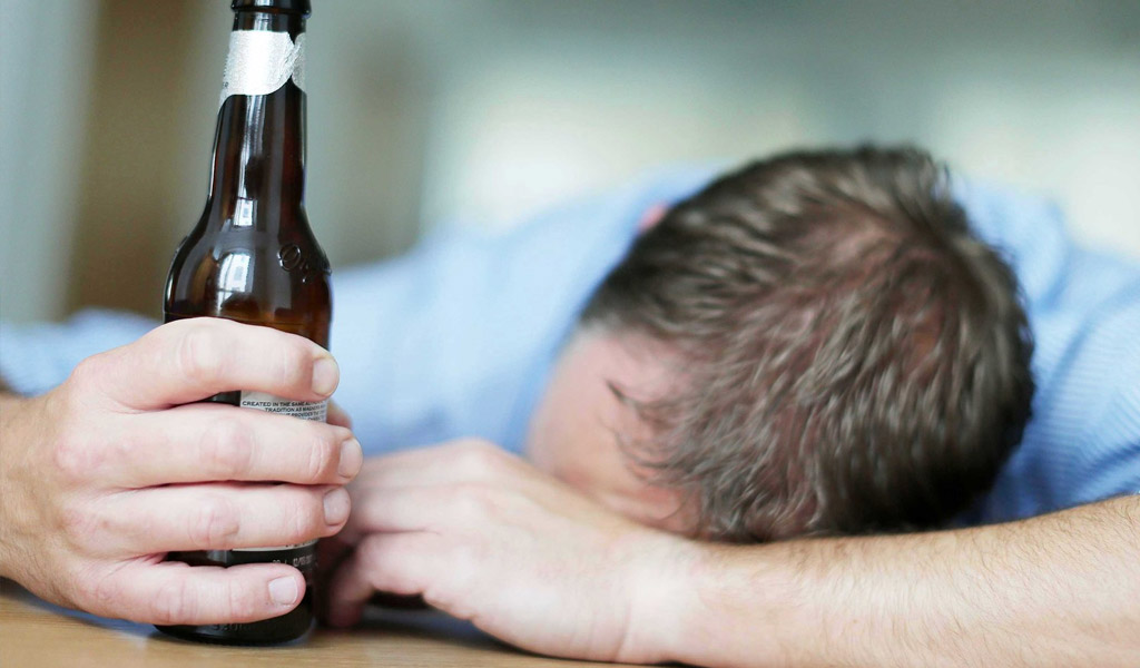 Alcol accorcia la vita: 5 bicchieri di vino a settimana per vivere meno