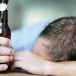 Alcol accorcia la vita: 5 bicchieri di vino a settimana per vivere meno