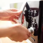 Riscaldare i cibi nel microonde causa il cancro?