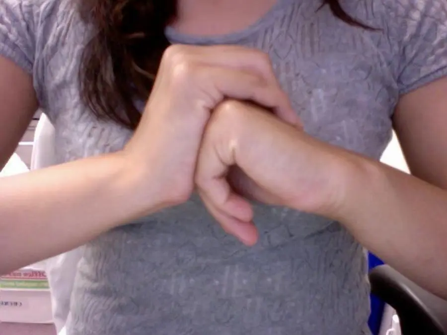 Scrocchiarsi le dita fa male? Tra credenza popolare e verità