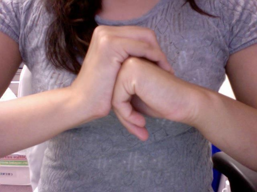 Scrocchiarsi le dita fa male? Tra credenza popolare e verità