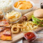 Mangiare al ristorante o al fast food fa male: pericolo ftalati