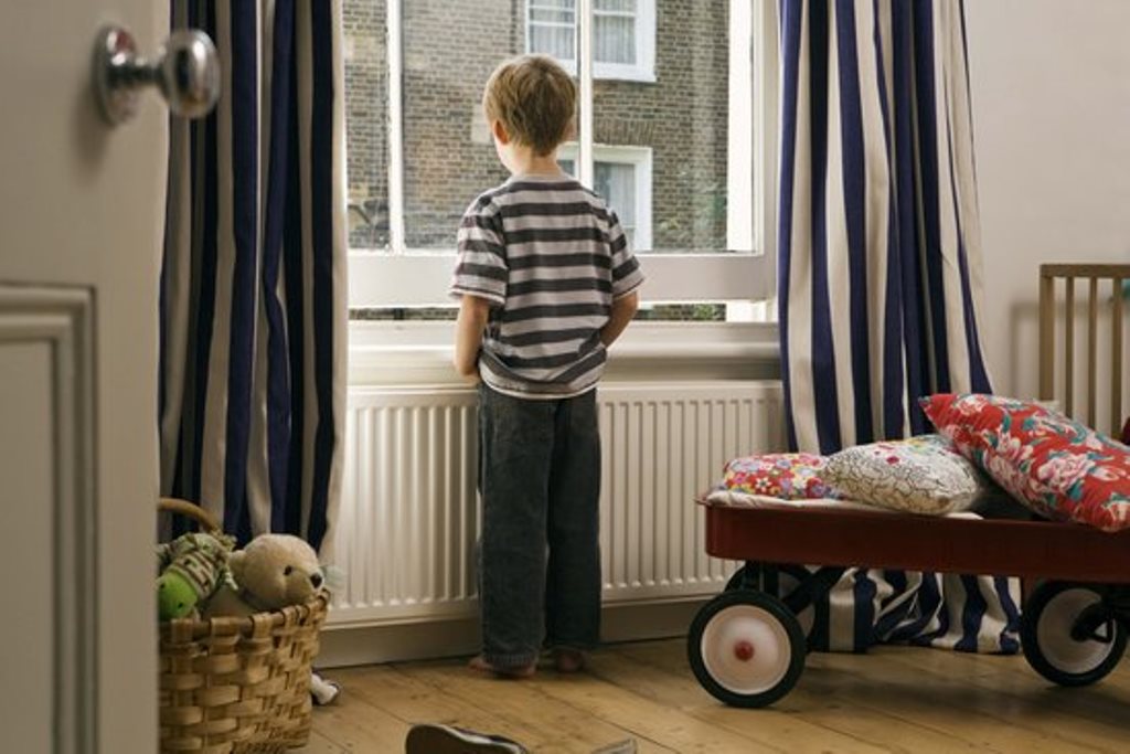 Bambino lasciato solo in casa: genitori accusati di abbandono di minore