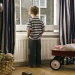 Bambino lasciato solo in casa: genitori accusati di abbandono di minore