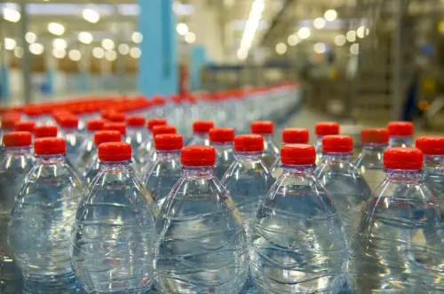 Acqua in bottiglia contiene microplastiche. E ora?