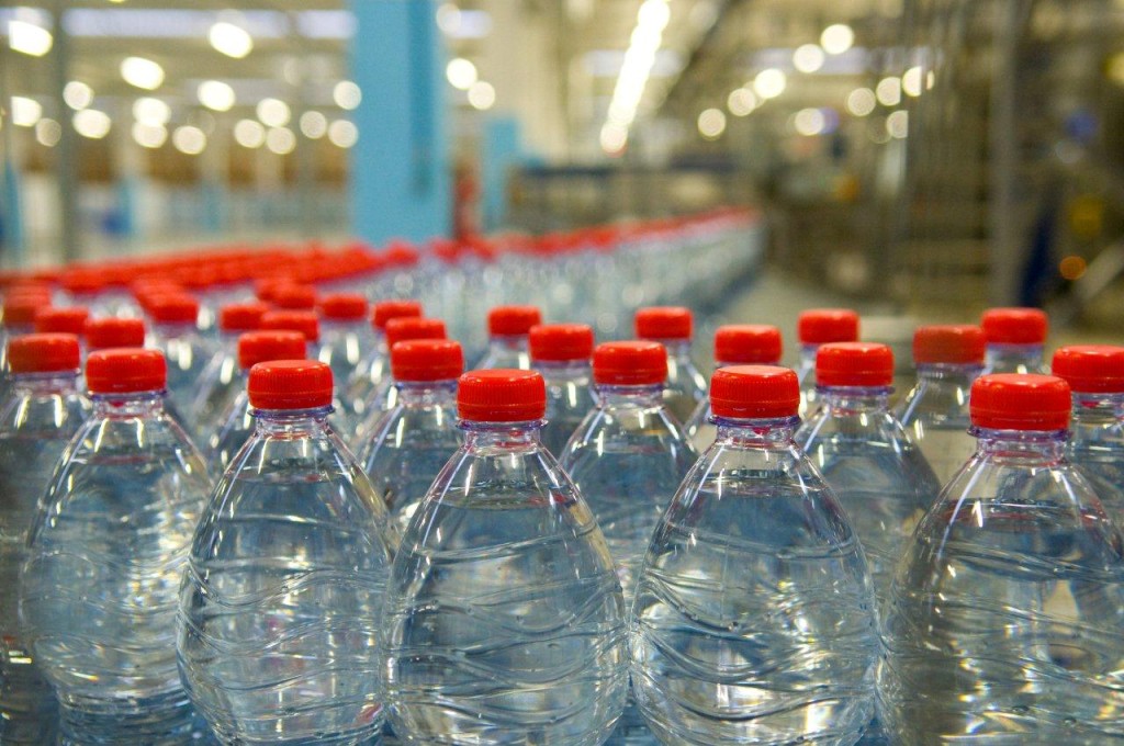 Acqua in bottiglia contiene microplastiche. E ora?