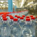 Acqua in bottiglia contiene microplastiche. E ora?