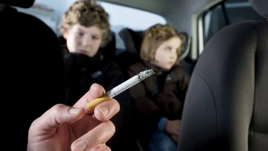 Cos'è il fumo di terza mano: nemico della famiglia