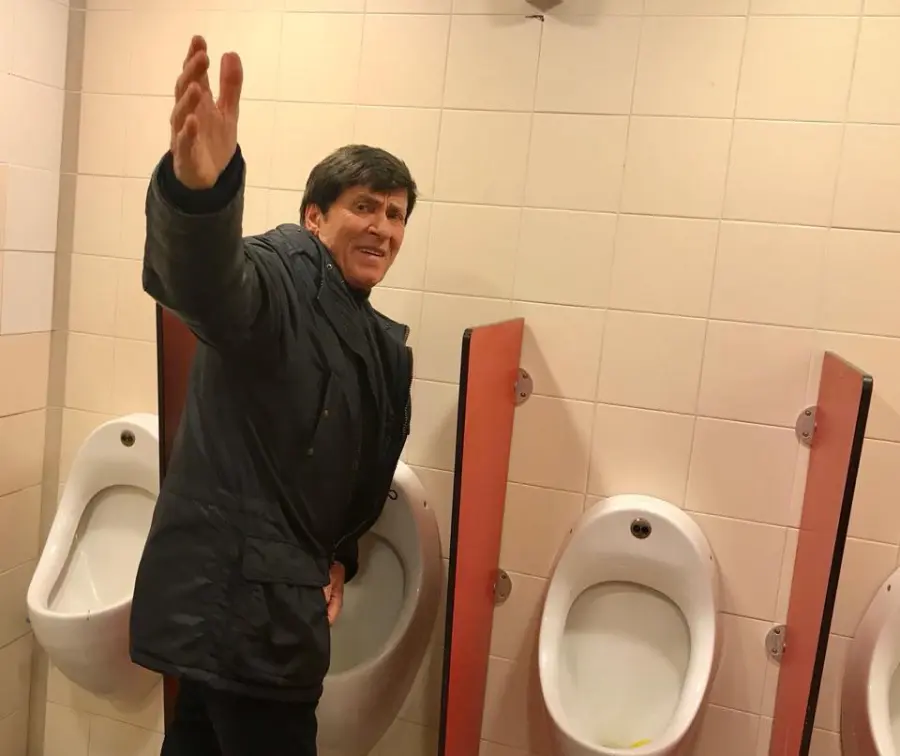 Gianni Morandi fotografato mentre fa pipì in Autogrill