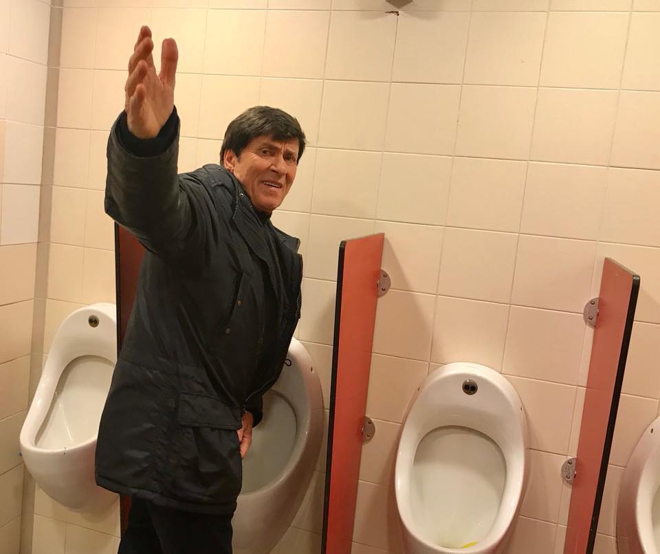 Gianni Morandi fotografato mentre fa pipì in Autogrill