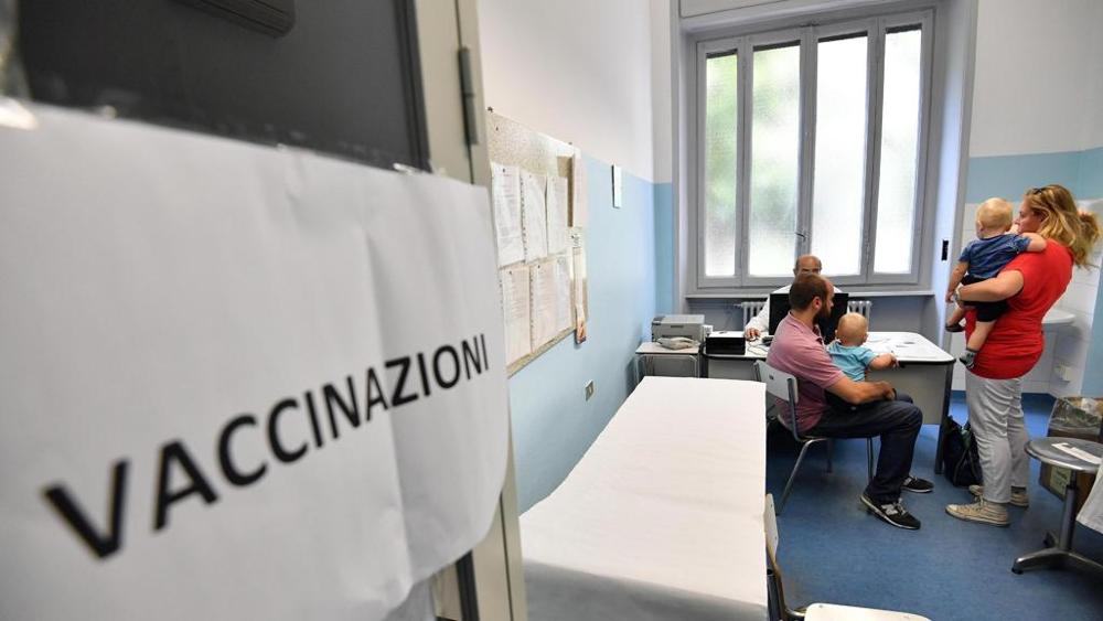 Mamma no vax non vaccina figlia, padre fa ricorso e vince