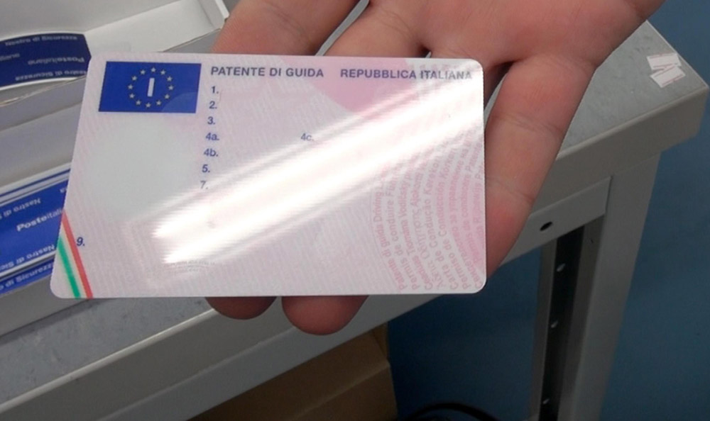 Patente di guida italiana poco chiara: va modificata