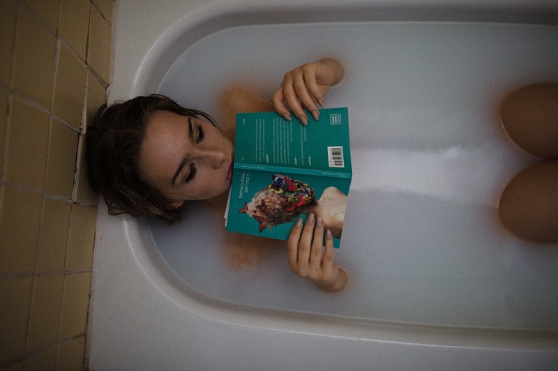 Insonnia: tutti i benefici del bagno caldo per contrastarla, questo il motivo