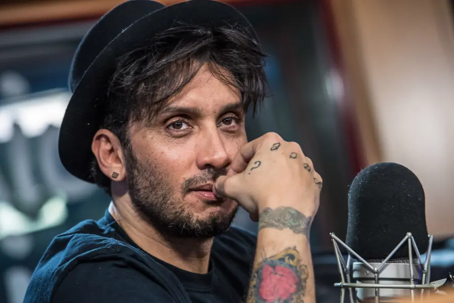 Fabrizio Moro: il talento e l'umanità di un cantautore romano