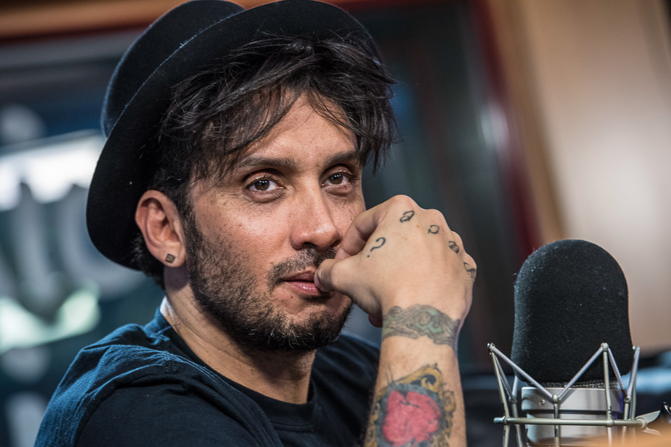 Fabrizio Moro: il talento e l'umanità di un cantautore romano