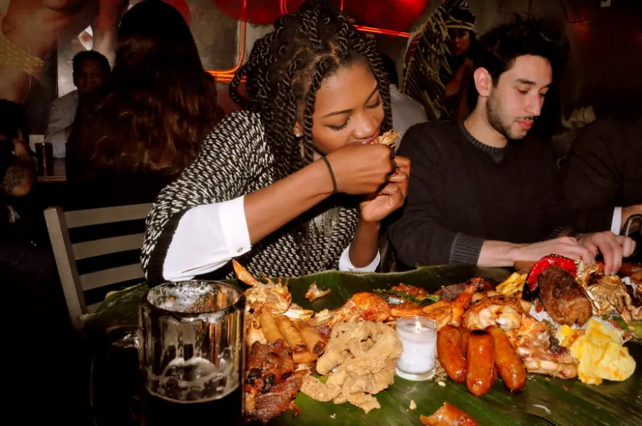 Mangiare con le mani fa bene: le posate annullano i benefici