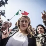 'Livorno i fascisti non li vuole': sputi e insulti per la Meloni